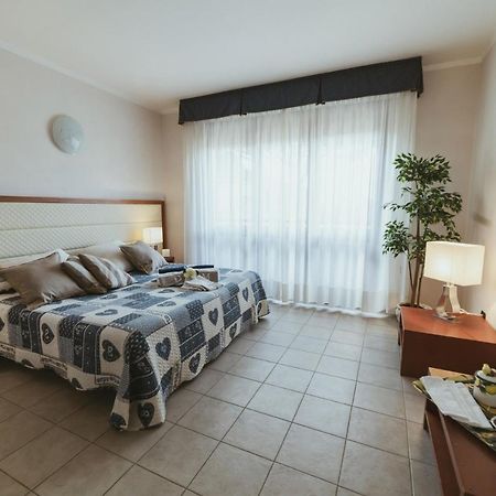 Beverly Park Residence Tirrenia Bagian luar foto