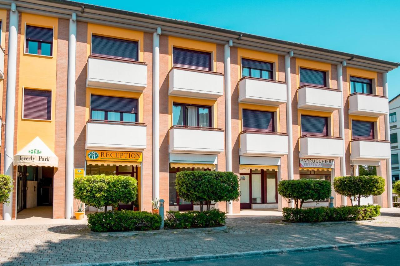 Beverly Park Residence Tirrenia Bagian luar foto